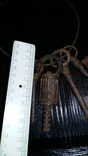 Ключница с коллекцией старинных ключей, фото №10