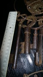 Ключница с коллекцией старинных ключей, фото №11