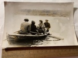 Люди в лодке на реке, фото №2