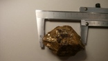 Красивый тяжёлый кристалл обросший золотистым чешуйками, фото №3