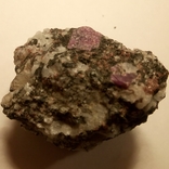 Порода с кристаллами розового цвета, фото №2