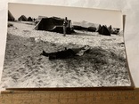 Палаточный городок мужчина лежит на траве, фото №2