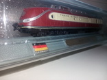 Модели английский паровоз и немецкий дизельпоезд на подставках, фото №6