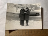 Две девушки в зимней одежде на фоне машины, фото №2