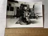 Солдат стоит возле машины открыта кабина, фото №2