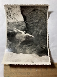 Мужчина голый торс лежит в воде камни, фото №2