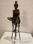 Бронзовая статуэтка "5, Девушка на стуле"- бронза, латунь., фото №2