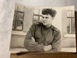 Солдат в зимней шапке сложенные руки, фото №2