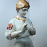 Большая фарфоровая статуэтка СССР , гадание на ромашке, фото №9