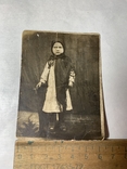 Девочка на стуле в платке 20 х годов, фото №2