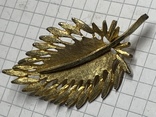 Винтажная золотистая брошь в виде листика, фото №2