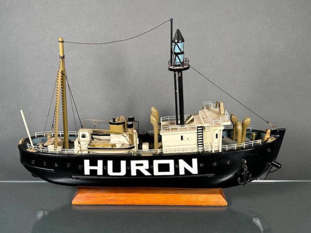 Model ship The Huron.