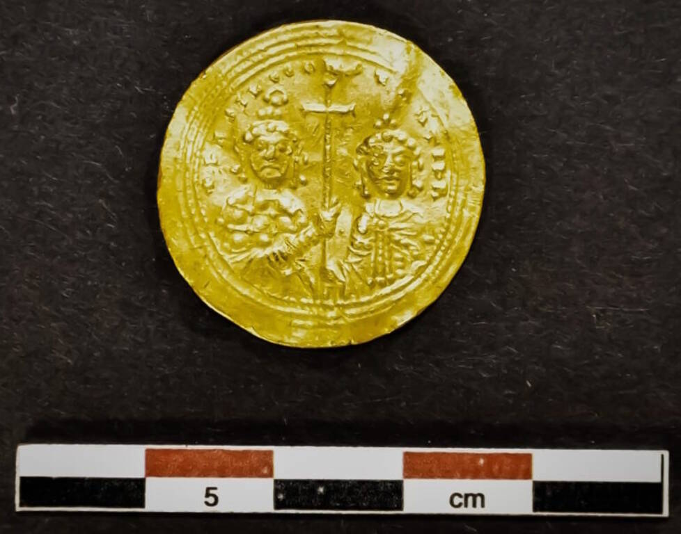 Зображені на іншій стороні монети Василь II і Костянтин VII, два брати, які правили Візантійською імперією