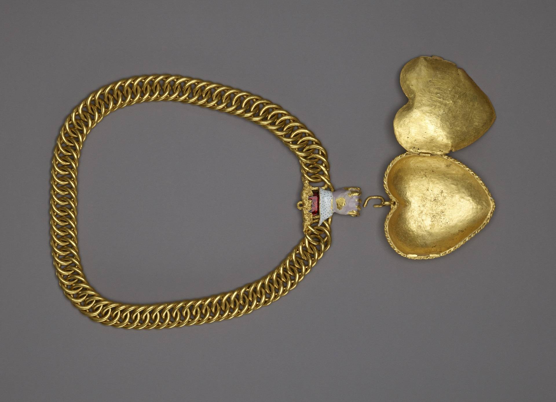 Heart-shaped chain and pendant.