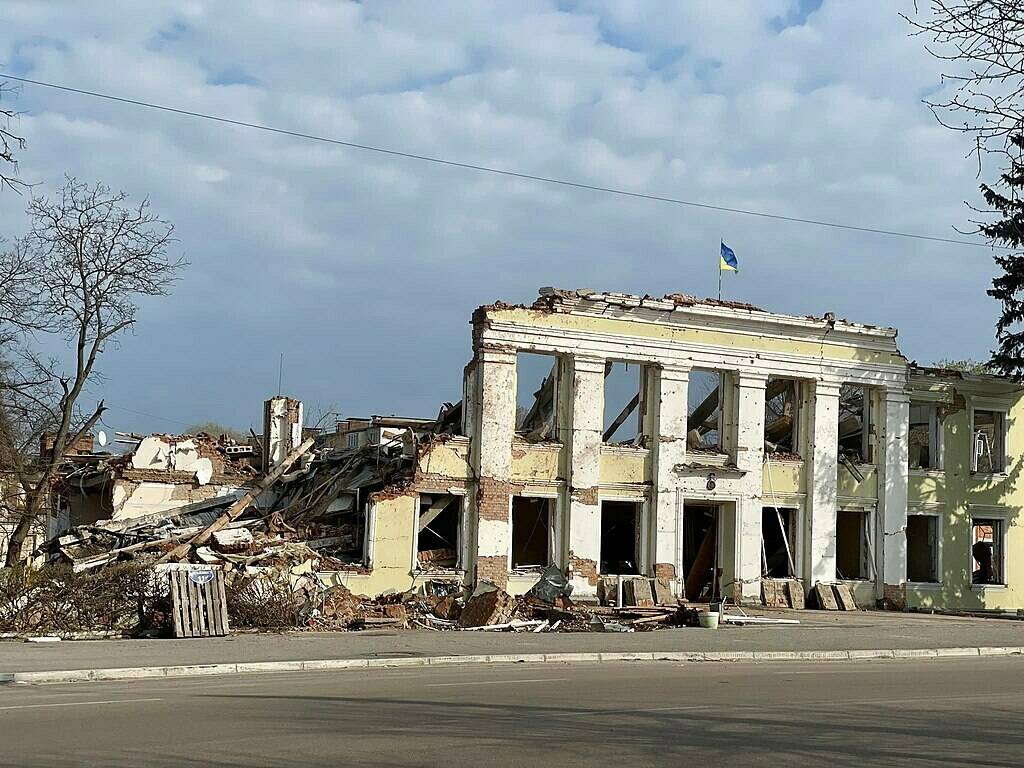 Охтирська міська рада після російського нападу. Будівля була пошкоджена ракетним обстрілом міста у ніч з 7 на 8 березня 2022 року