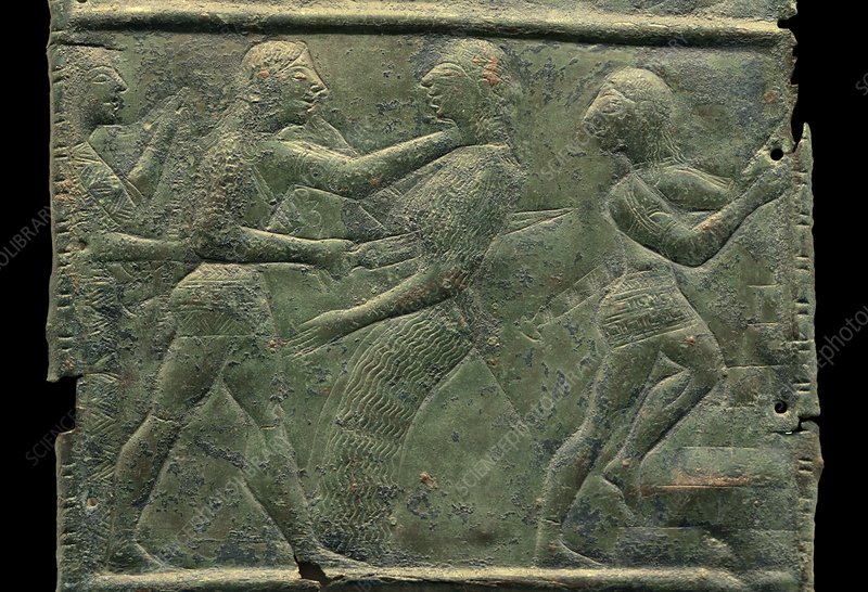 Orestes kills Clytemnestra, on the left is Electra, on the right on the steps of Aegisthus, relief on a bronze shield, Attica, second half of the 6th - early 5th century BC.