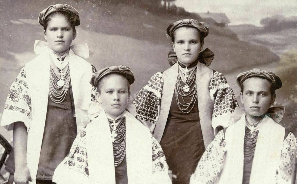 Girls in holiday clothes, Sumy region, village. Vivkivtsi, early 20th century. Photo: Ivan Honchar Museum Collection