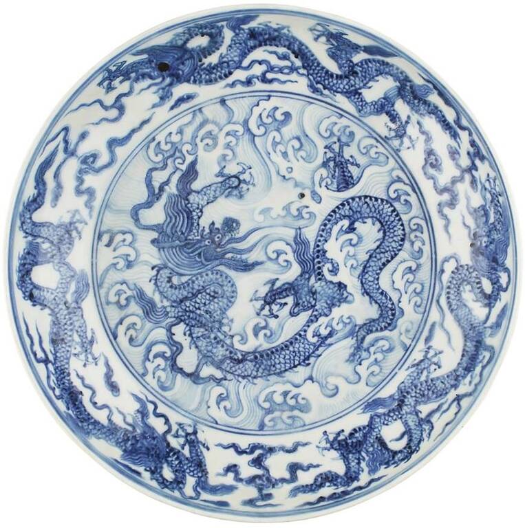 Порцелянова тарілка з драконами. Діаметр 30,1 см. Китай, династія Мін, імператор Ченхуа (1464–1487)