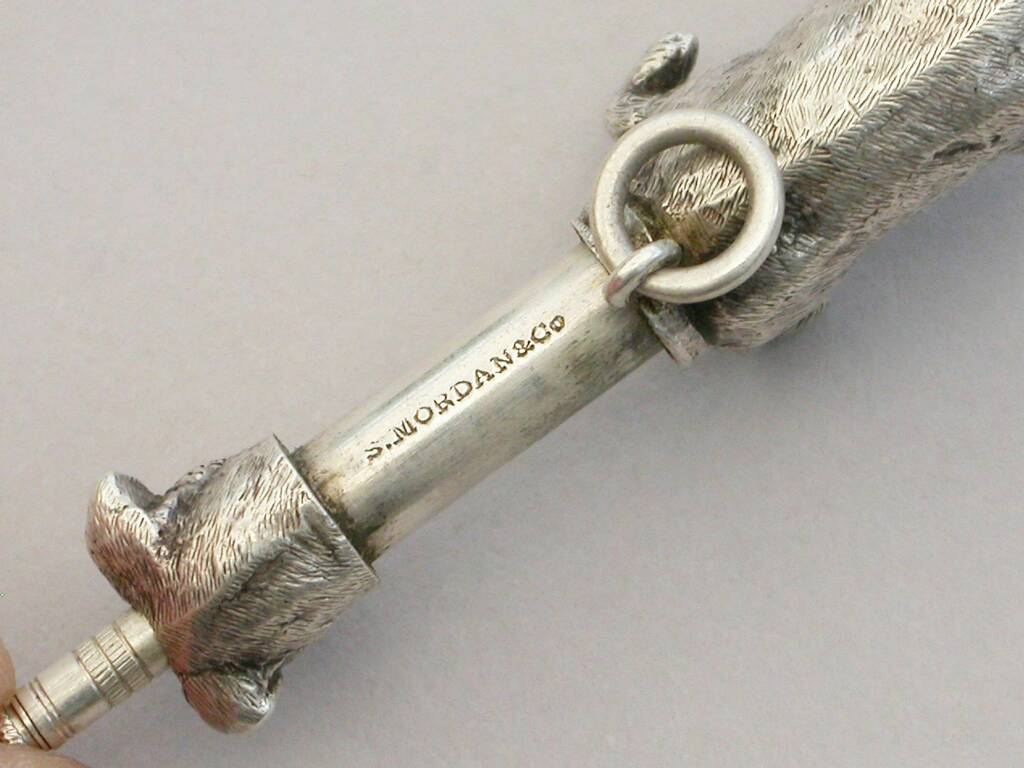 Надзвичайно рідкісний срібний телескопічний олівець S. Mordan & Co у формі собаки з прикріпленим підвісним кільцем. Розміри: відкритий 62 мм, закритий 34 мм. Вага: 18 г. 1880 рр. Проданий на аукціоні за 1850£
