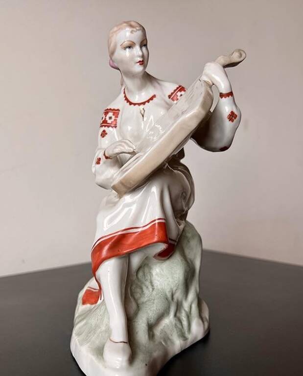 «Бандуристка», авторства Оксани Жникруп. Полонський завод художньої кераміки, 1956–72 рр.