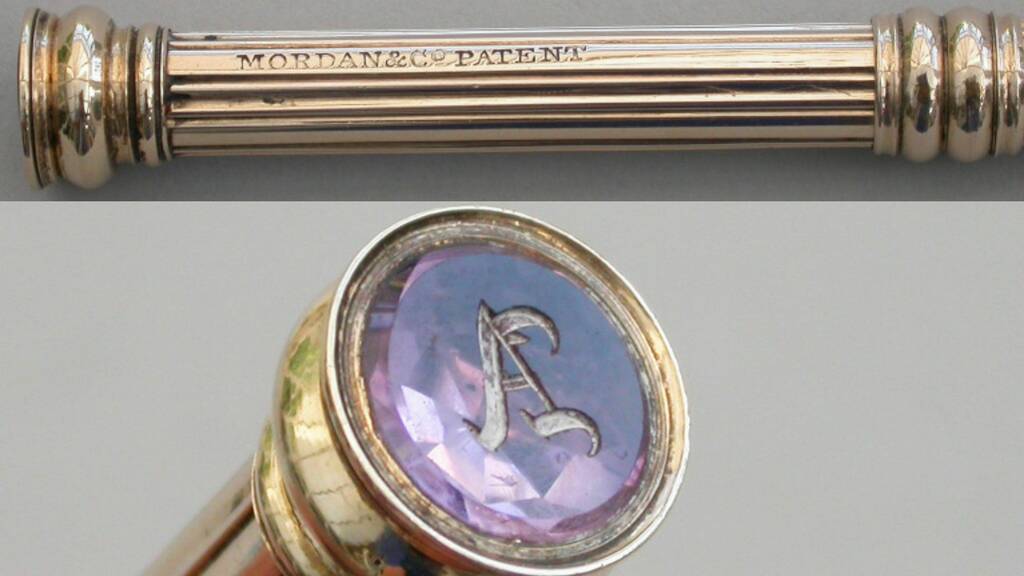 Дуже рідкісний механічний олівець S. Mordan & Co з 10-каратного золота (417 проба) з рифленим корпусом і наконечником з аметистовим каменем-печаткою, на якому вигравіювано велику літеру «А», без свинцевого резервуара для грифелів. Розміри: відкритий 120 мм, закритий 95 мм. Вага: 22,3 г. 1823–24 рр. Проданий на аукціоні за 600£