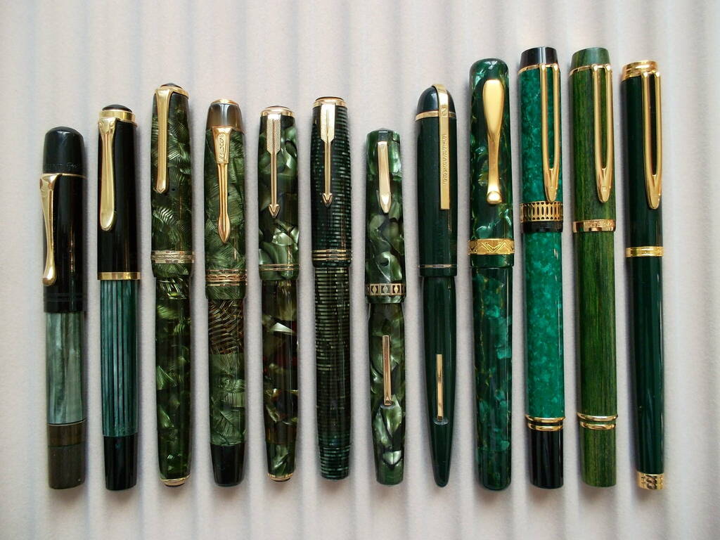 Колекція перових ручок із корпусами в різних відтінках зеленого
