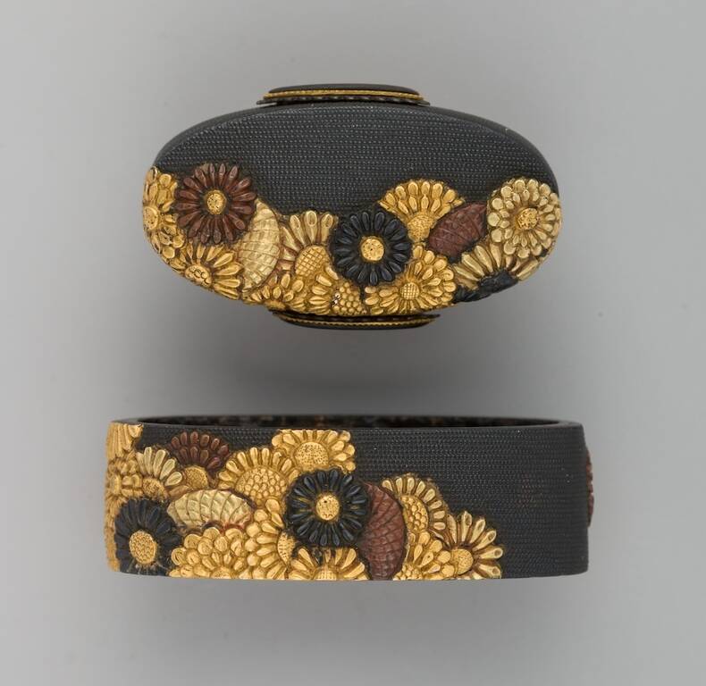 Фучигашира із зображенням галявини квітів. Мідно-золотий сплав (сякудо), мідь, золото. Японія, бл. 1615–1868 рр.