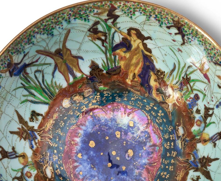 Порцелянова чаша Fairyland Lustre. На зовнішній стороні візерунок «Тополя», і «Лісові ельфи c квітами» – на внутрішній, включно з медальйоном із нічним небом у центрі. Діаметр 23,5 см, Англія, бл. 1925 р.