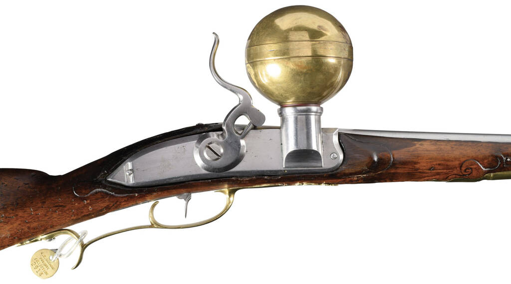 Дульнозарядна пневматична рушниця з латунним кулястим резервуаром для стисненого повітря, розташованим над ударно-спусковим механізмом. Довжина ствола 94 см. Калібр приблизно 38 (9,5 мм). Виробник невідомий. Імовірно Німеччина, друга половина XVIII століття.