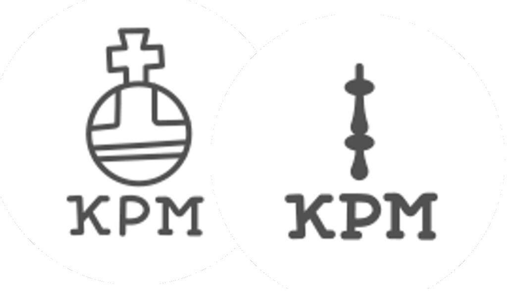 Зліва направо: 1) Клеймо, що зображає сферу з хрестом і абревіатурою «‎K.P.M.», використовувалося з 1832 року; 2) Цей знак поєднував у собі раннє зображення королівського скіпетра з абревіатурою «‎K.P.M.». Він використовувався до 1844 року