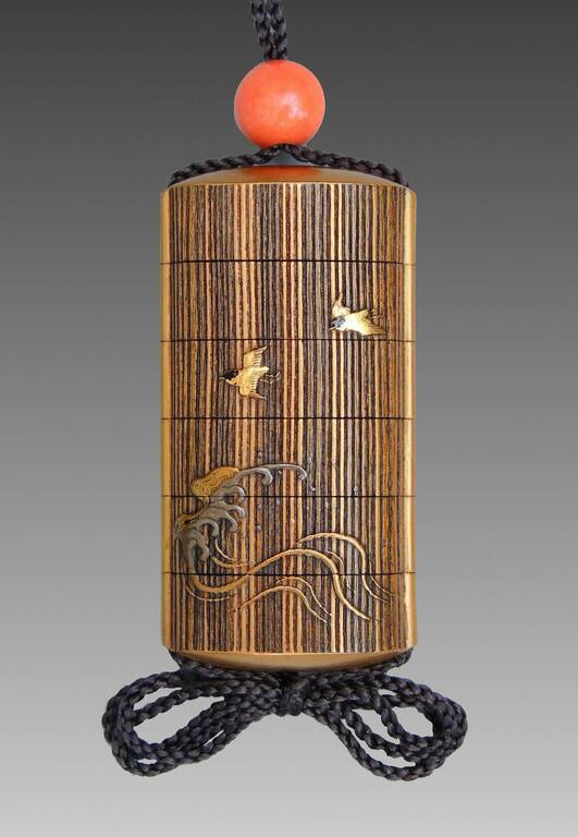 Інро із зображенням яструба. П'ять відділень для зберігання. Хірамакі-е, такамакі-е, позолота, лак на дерев'яному тлі зі смуг, що чергуються. Розміри 93 х 48 мм. Без підпису майстра. Японія, перша половина XIX століття