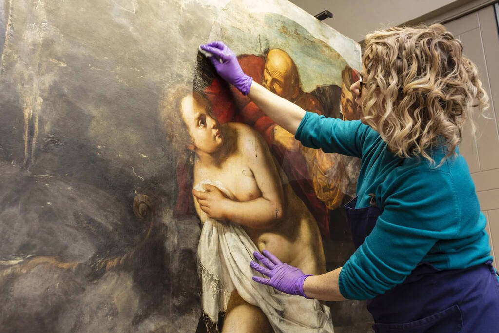 Реставратор Аделаїда Ізат працює над картиною Артемізії Джентілескі «Сусанна і старці»