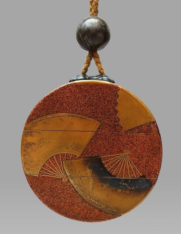 Інро круглої форми із зображенням віял. Два відділення для зберігання. Хірамакі-е, лак, позолота. Діаметр 73 мм. Без підпису майстра. Японія, XIX століття