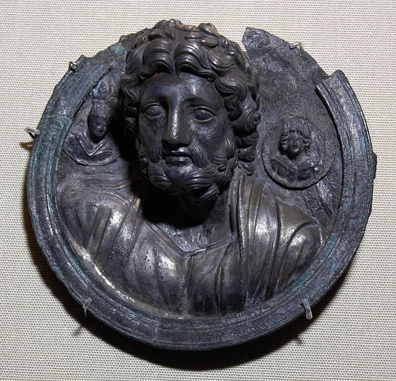 Срібна фалера з портретом Юпітера в оточенні чоловічого і жіночого божеств. Діаметр 95 мм. Римська імперія, II століття