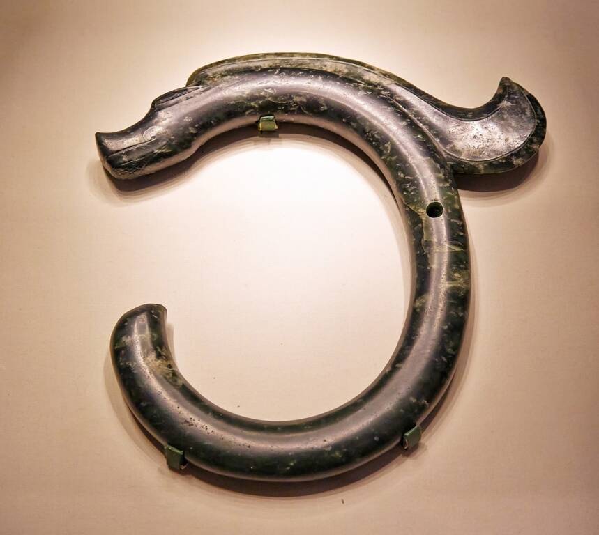 Нефритовий дракон, культура Хуншань. Висота 26 см