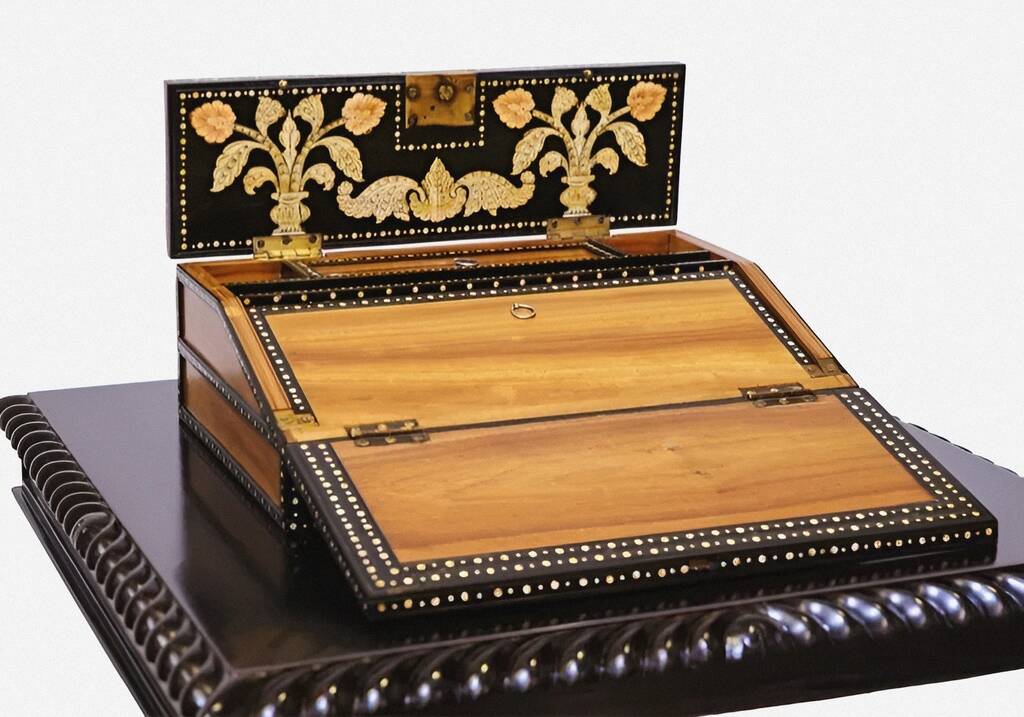 Індо-голландська скринька для письма з чорного дерева з нахилом для письма. Початок XIX ст.