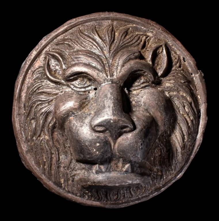 Срібна фалера з головою лева. Діаметр 110 мм, вага 75 г. Римська імперія, бл. 200–300 рр.