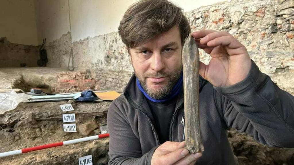 Археолог Зденек Шенк разом із кістяним лезом ковзанів
