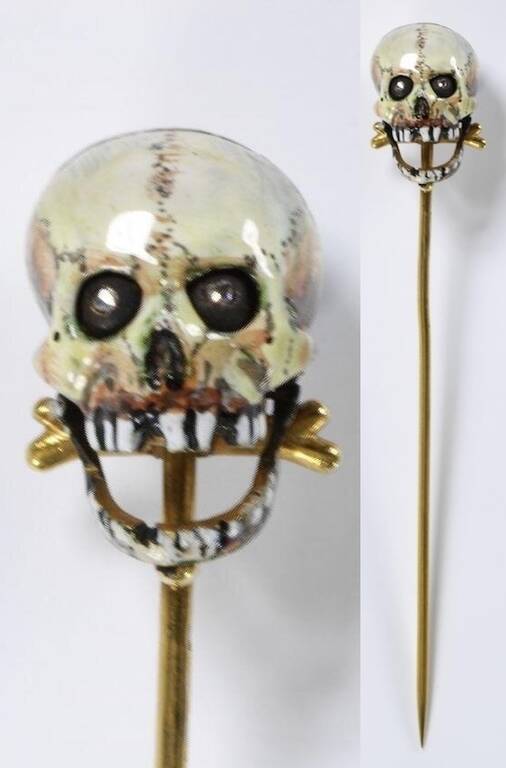 Шпилька для краватки у вигляді черепа з рухомими очима і щелепою. Золото, емаль, алмази. Загальні розміри 9,2 х 1,5 х 1,6 см. Виробник: Огюст-Жермен Каде-Пікар. Франція, 1867 рік