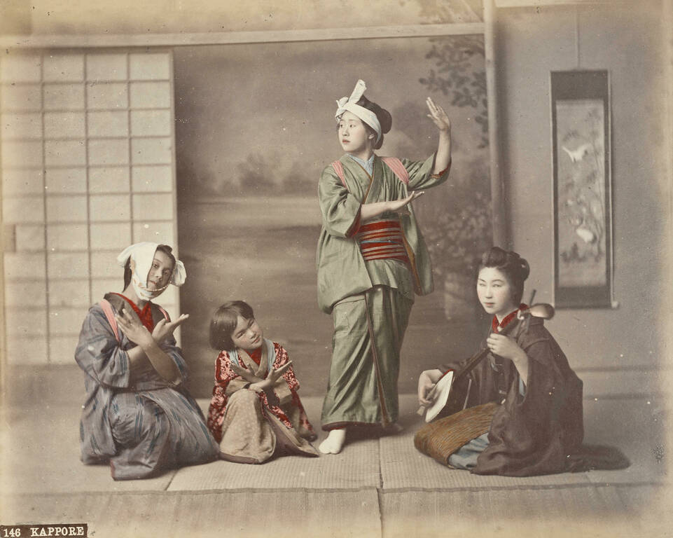 Дівчина з сямісеном і три танцівниці, Японія, 1880-90 рр., альбуміновий друк розфарбований вручну