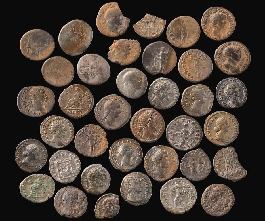 Срібні монети, які знайдено в меншому скарбі