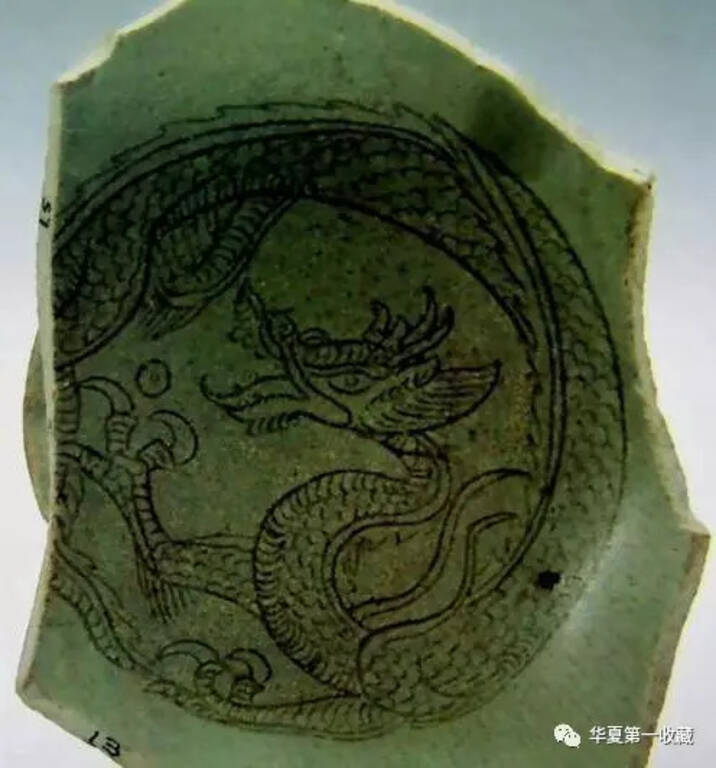 Зображення дракона зі зміїним тілом і лапами з трьома кігтями на кожній. Згини лап вкриті хутром. Китай, династії Тан (618–907)