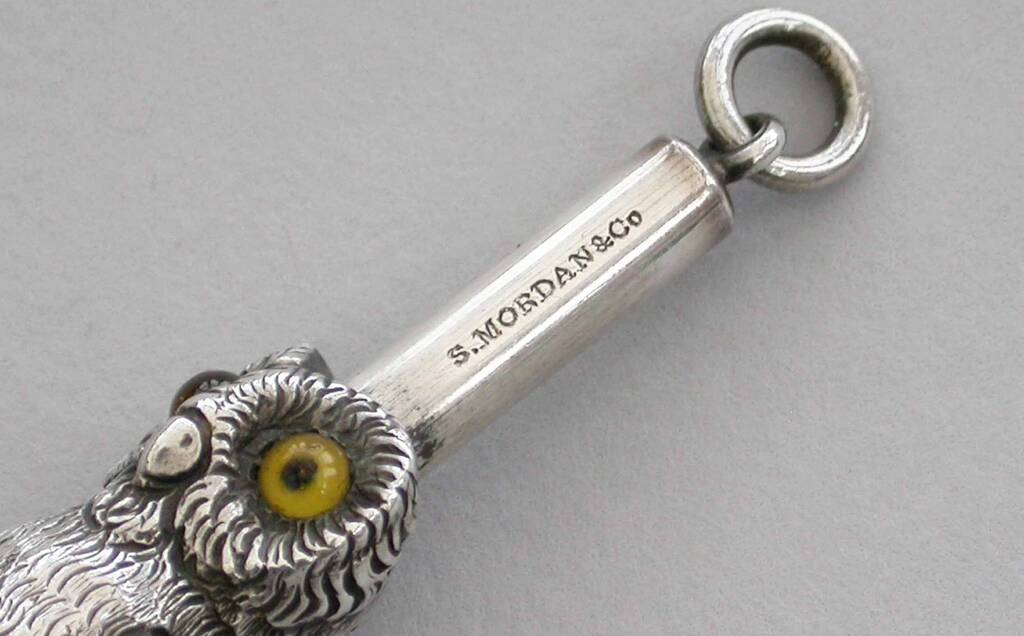 Рідкісний срібний телескопічний олівець S. Mordan & Co у формі сови зі скляними очима бурштинового кольору і прикріпленим підвісним кільцем. Розміри: відкритий 66 мм, закритий 35 мм. Вага: 12,5 г. 1870 рр. Проданий на аукціоні за 575£
