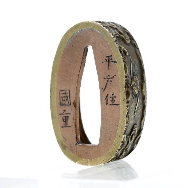 На зворотному боці фучі є підпис майстра: 平戸住國重 (Хірадо-дзю Кунісіге) – Кунісіге, житель Хірадо