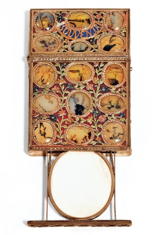 Футляр для записника в оправі із золота, інкрустований овальними пластинами дендритних агатів на тлі сердоліку. Напис SOUVENIR на кришці розташований на тлі лазуриту. Усередині знаходяться блокнот і олівець, основа футляра висувається, відкриваючи місце для мініатюрного портрета. Висота 9,2 см. Йоганн Крістіан Нойбер, Дрезден, бл. 1765 року