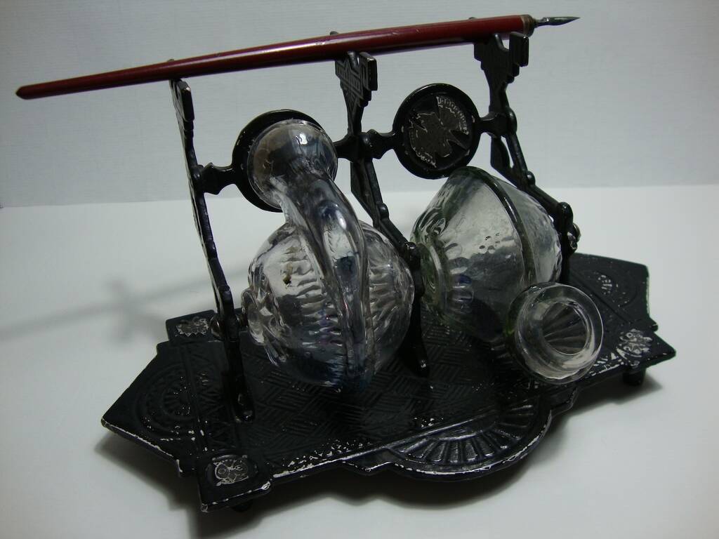 Письмовий прилад із двома скляними чорнильницями «равликами». Франція, друга половина XIX століття