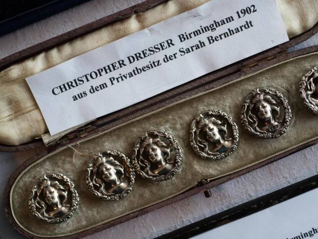 Набір срібних ґудзиків з колекції французької актриси Сари Бернар. Дизайн Крістофера Дрессера. Бірмінгем, 1902 рік