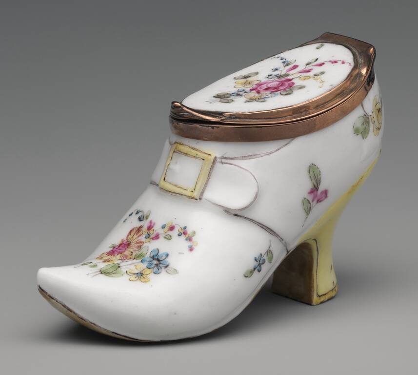 Порцелянова табакерка у вигляді дамської туфельки. Довжина 9 см. Виробник: Меннесі. Франція, бл. 1750–60 рр.