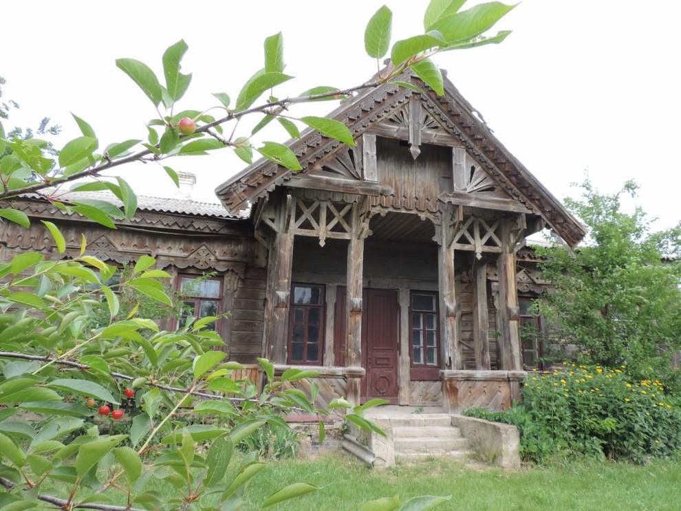 Showed the only wooden house in Cherkassy, which was designed by the architect Gorodetsky