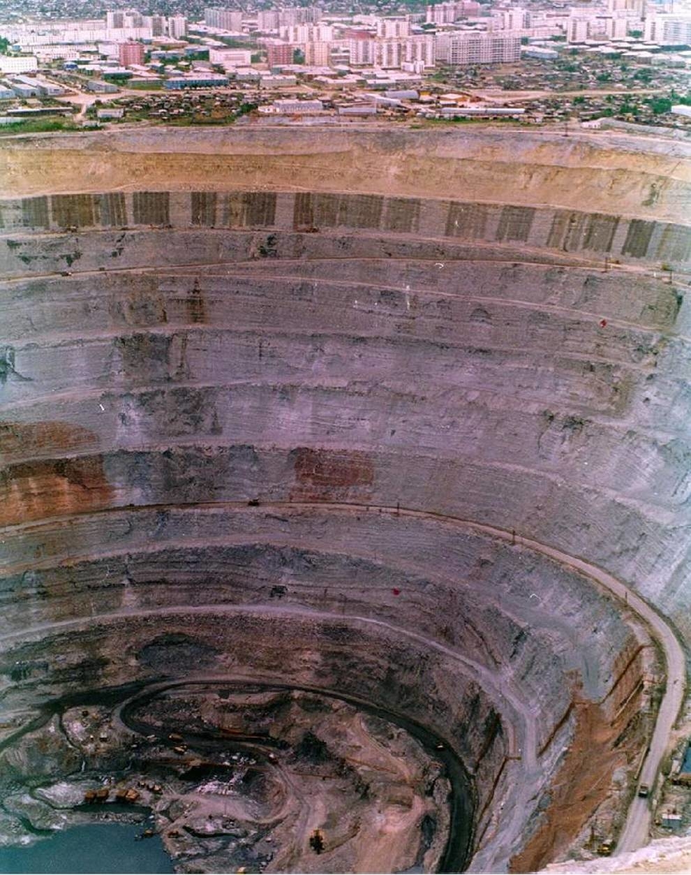 Самая большая в мире г. Мирный Якутия кимберлитовая трубка. Кимберлитовая трубка мир город Мирный. Кимберлитовая алмазная трубка «мир». Рудник Мирный Якутия.